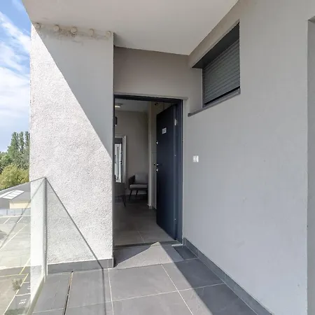 Side Luxury Steps To The Lela - Happy *