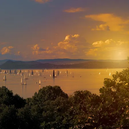 Side Luxury Steps To The Lela - Happy * Балатонлелле