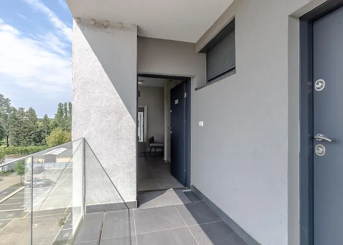 Side Luxury Steps To The Lela - Happy *