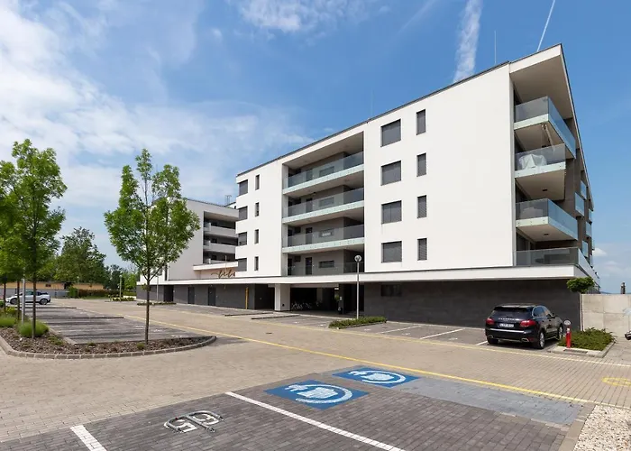 Side Luxury Steps To The Lela - Happy 발라톤엘