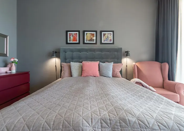 Side Luxury Steps To The Lela - Happy 아파트