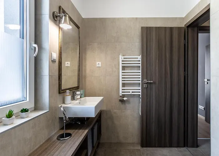 Side Luxury Steps To The Lela - Happy * 발라톤엘