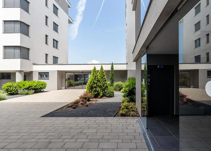 Side Luxury Steps To The Lela - Happy * 발라톤엘