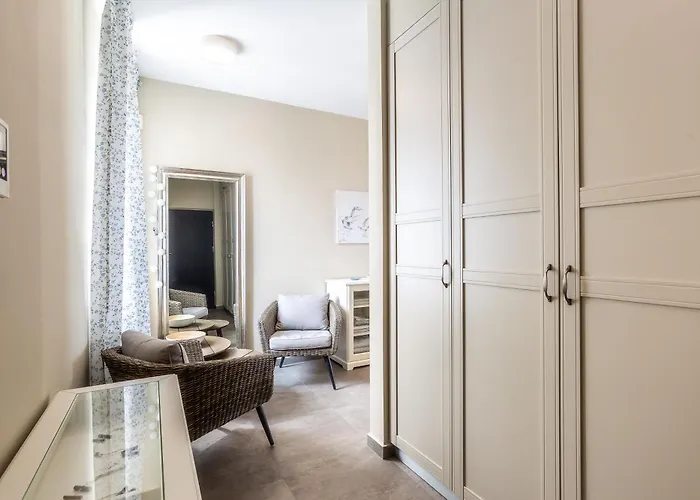 Side Luxury Steps To The Lela - Happy 아파트